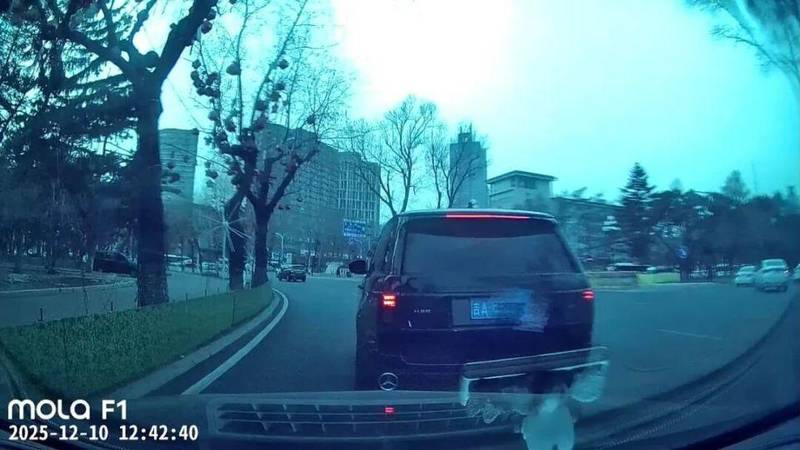  路虎连续别停致奔驰追尾；认定过程几经反复，车主损失严重求公正。 汽车科技