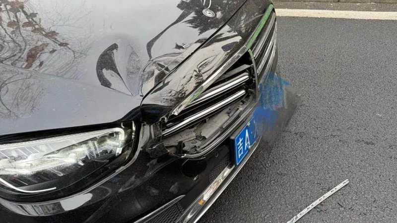  路虎连续别停致奔驰追尾；认定过程几经反复，车主损失严重求公正。 汽车科技