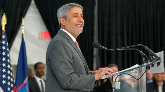  AI热潮下存储短缺加剧，美光科技业绩强劲反弹；下游产业面临成本压力。 IT技术