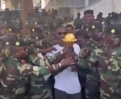  非洲杯奖杯风波持续发酵；主帅旧照被误读，RMC还原事件真相。 体育新闻