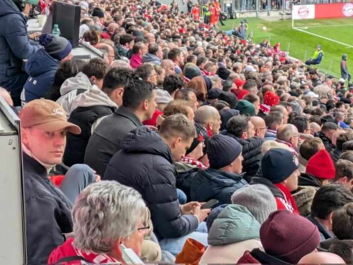  拜仁大胜柏林联合，诺伊尔看台督战；小腿伤势渐稳，国际比赛日后归队在望。 体育新闻