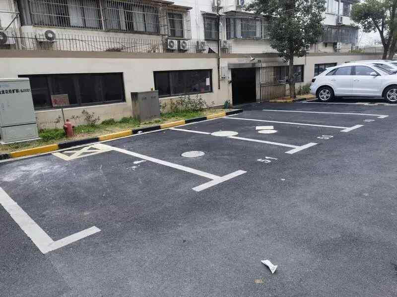  上海老小区公共收益惊现负值；业主追问临时停车费去向，物业回应垫付维修款。 房产家居