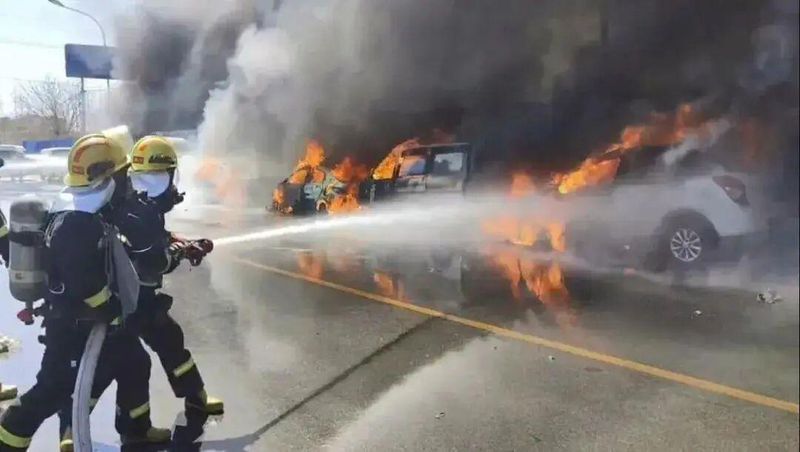 从47秒到9车焚毁：一场本可避免的火灾技术复盘与祭祀安全指南