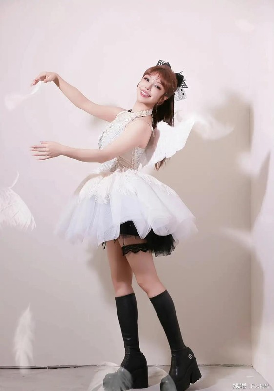  从央视舞台到乘风破浪：维妮娜三次自荐背后的成长方法论 娱乐新闻