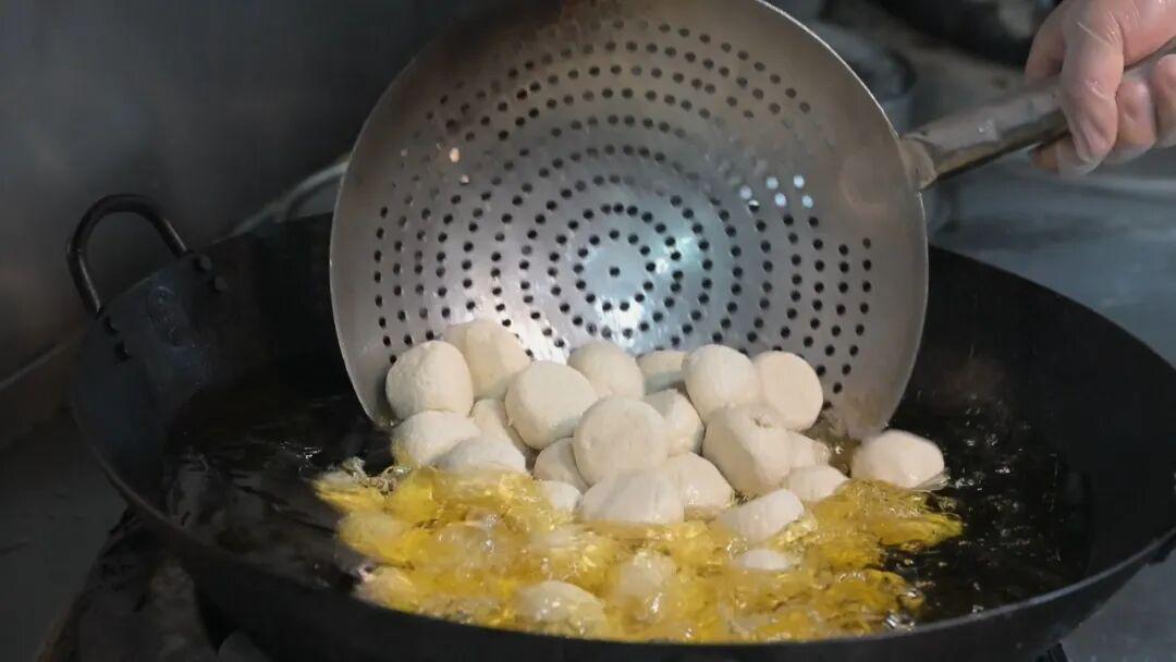 五台山干炸豆腐丸子:传统工艺的技术拆解与风味密码 文化旅游