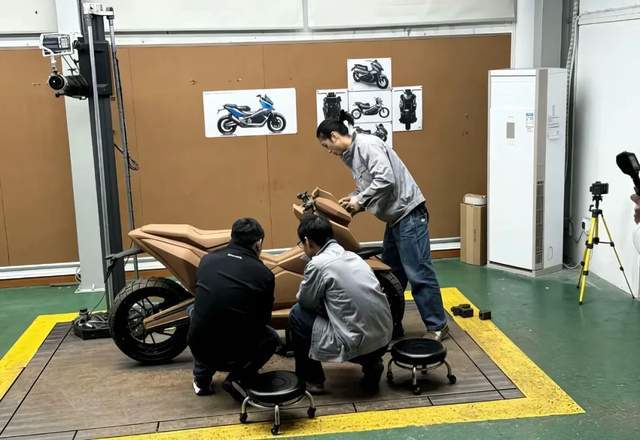  张雪跨界踏板车技术拆解：ADV基因如何重新定义踏板车 汽车科技